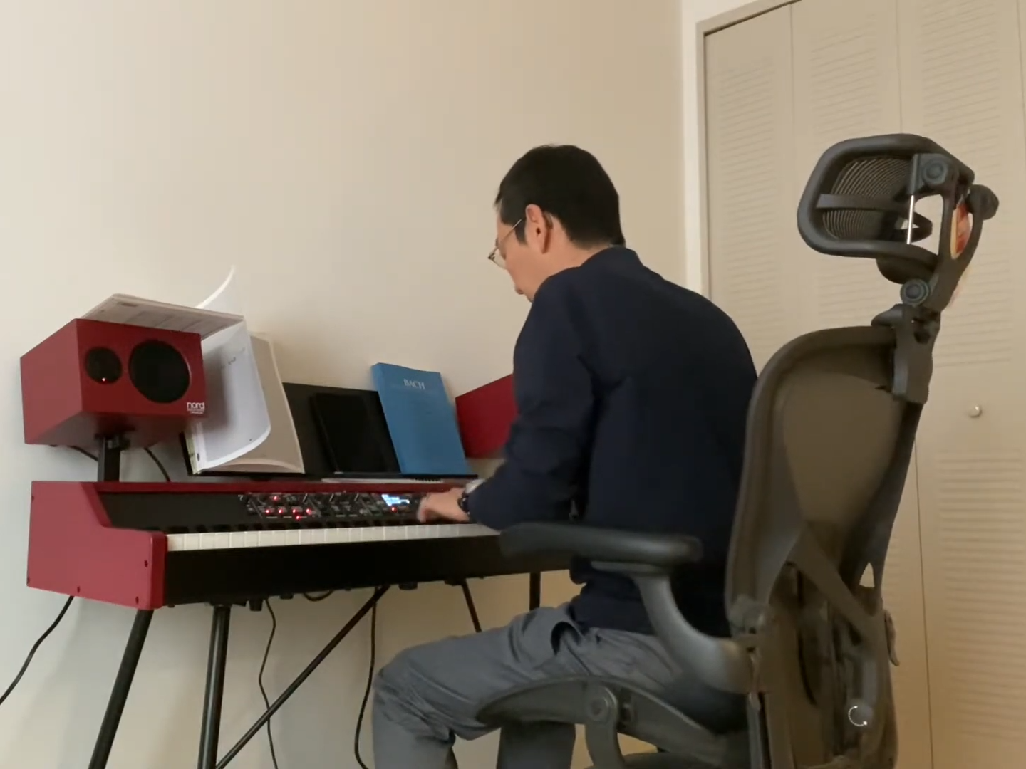 2023년 집에서 피아노를 치고 있는 야마구치 슈. 과 강연 밖의 일상에서도 그는 자신이 좋아하는 것에 시간을 쓰며 살아간다. ⓒ야마구치 슈 유튜브