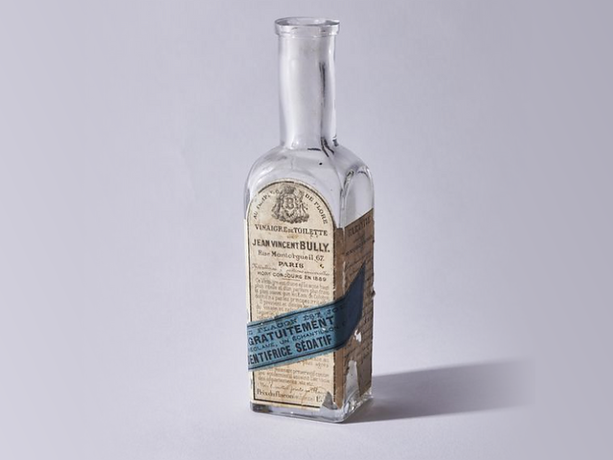 장 뱅상 불리의 이름이 적힌 ‘비네그르 드 투알레트Vinaigre de Toilette’ 병. 향을 더한 미용 식초는 그를 파리에서 이름난 조향사로 만든 대표 제품이었다. ⓒ불리
