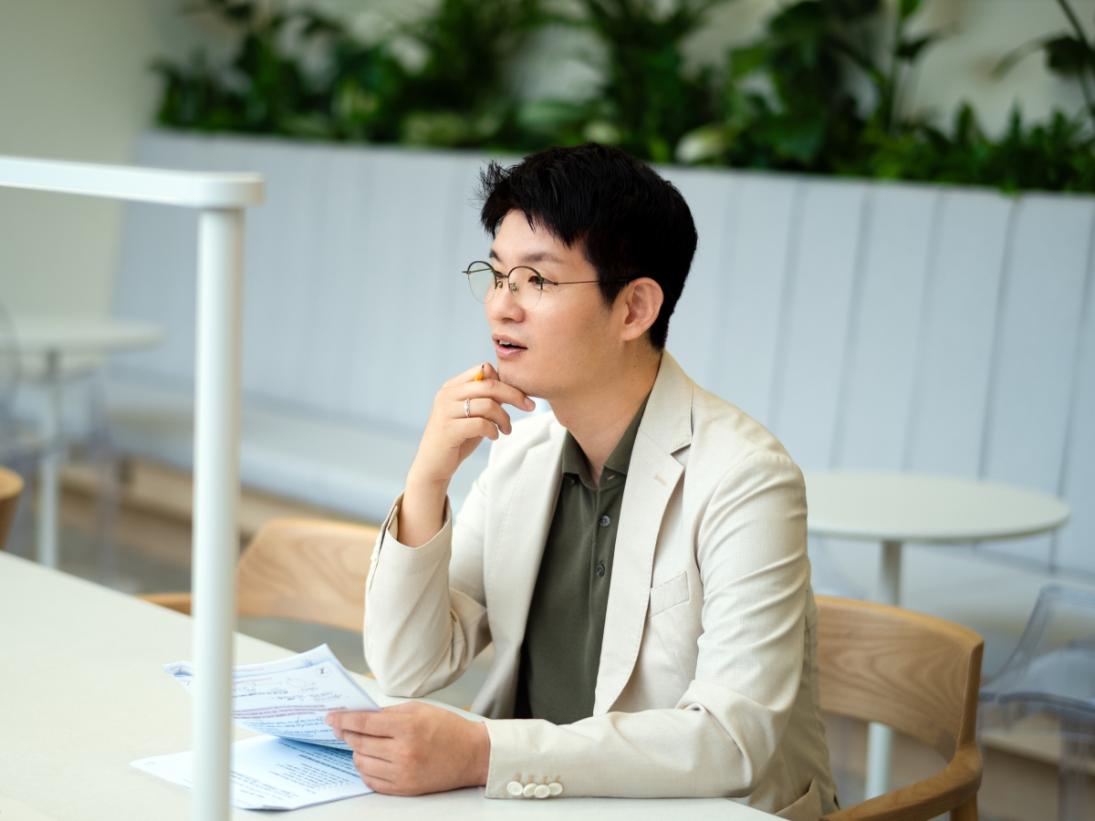 롱블랙과 인터뷰하는 장준영 마케팅그룹장. 24년 동안 통신 마케터로 일하며, 고객의 삶이 중심이 되는 마케팅이 중요하다는 것을 깨달았다. ©롱블랙